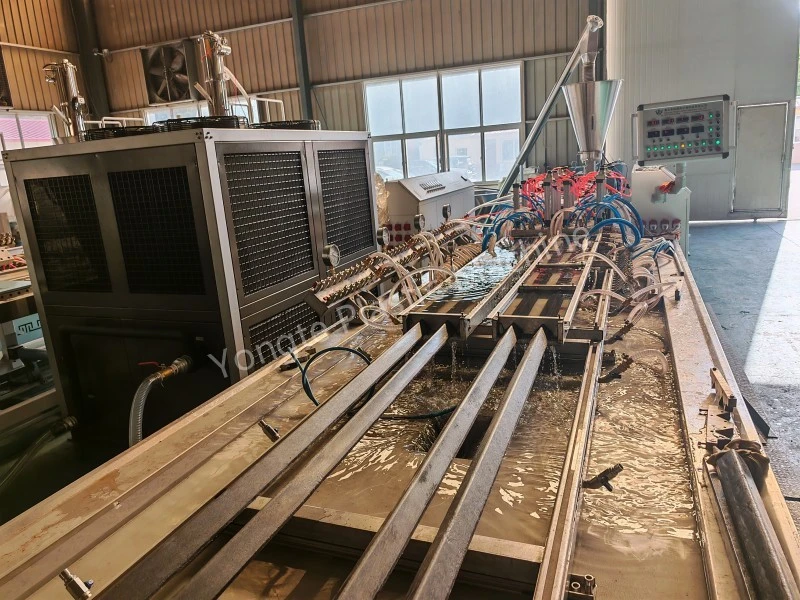 4 Rongga Mesin Ekstrusi Profil Plastik Daur Ulang Tekan kacepetan dhuwur 8meter / menit