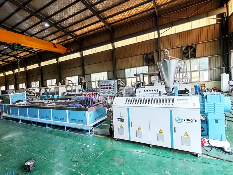 Solusi Teknis kanggo Ngatasi Kacepetan Ekstrusi sing Ora Imbang saka Garis Ekstrusi Profil Plastik Sekawan Cavity