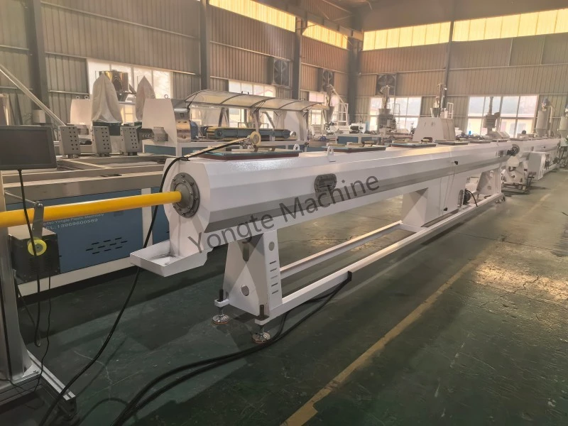 kok loro tank vakum lan tank semprotan penting ing PE pipe extrusion line?