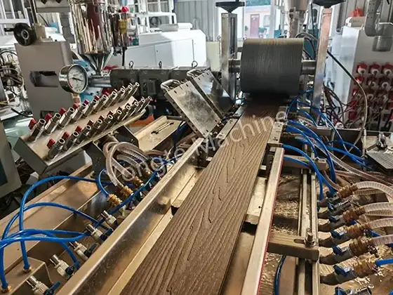 Pabrik Lengkap WPC Kanada kanggo Daur Ulang Limbah Fiberglass dadi WPC Decking