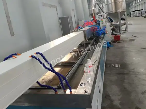 China PVC Rain Gutter Profil Making Machine