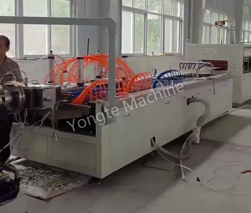 Garis Ekstrusi Panel Dinding PVC Kasil Dipasang ing China